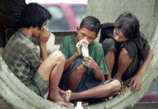 mist nepal street-boys cheirando cola